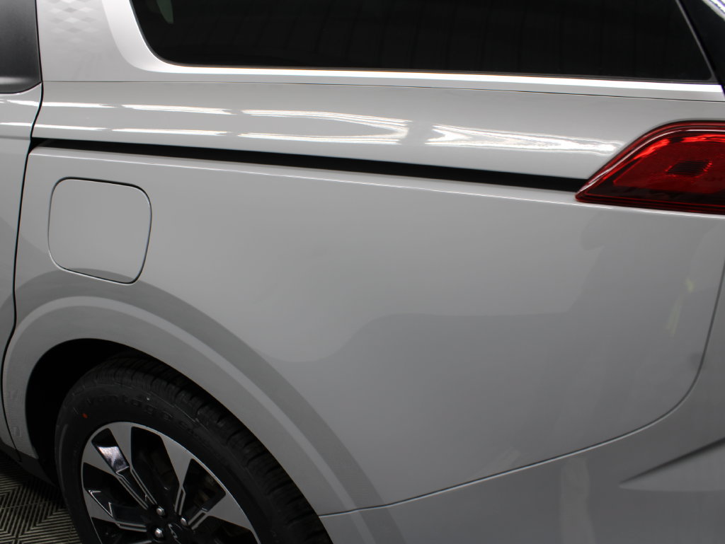 Used 2023 Kia Carnival EX FWD image 43