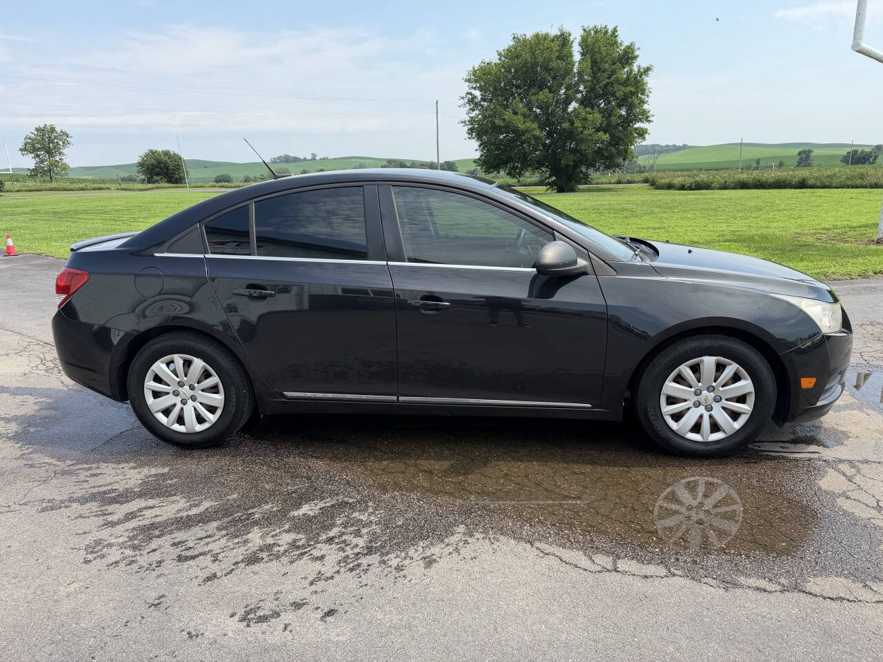 Used 2011 Chevrolet Cruze LS w/ Connectivity Package FWD image 6