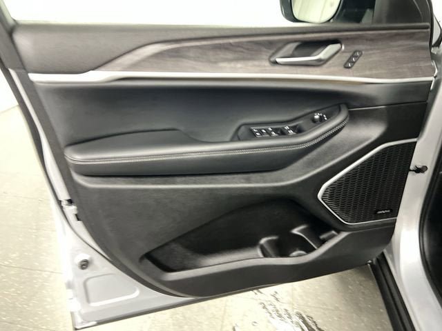 Used 2022 Jeep Grand Cherokee Limited w/ Luxury Tech Group II AWD/4WD image 23