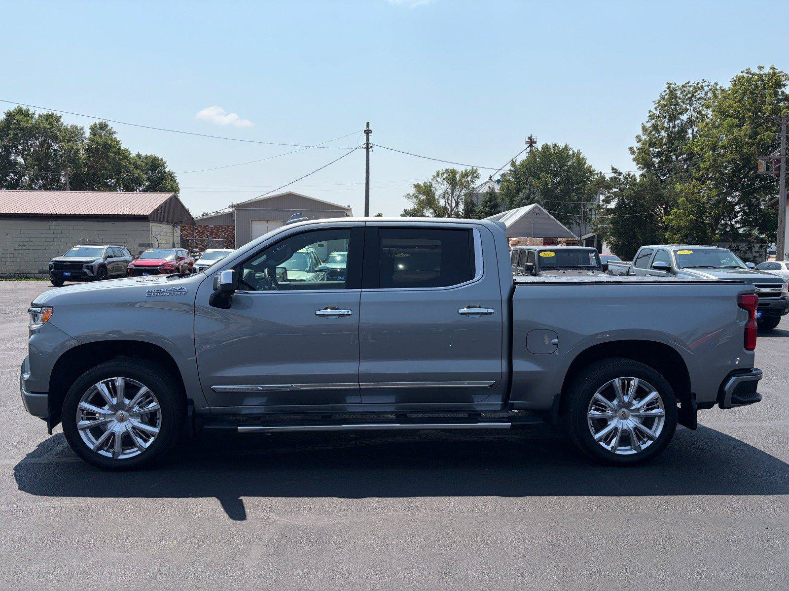 Used 2025 Chevrolet Silverado 1500 High Country w/ Technology Package AWD/4WD image 2