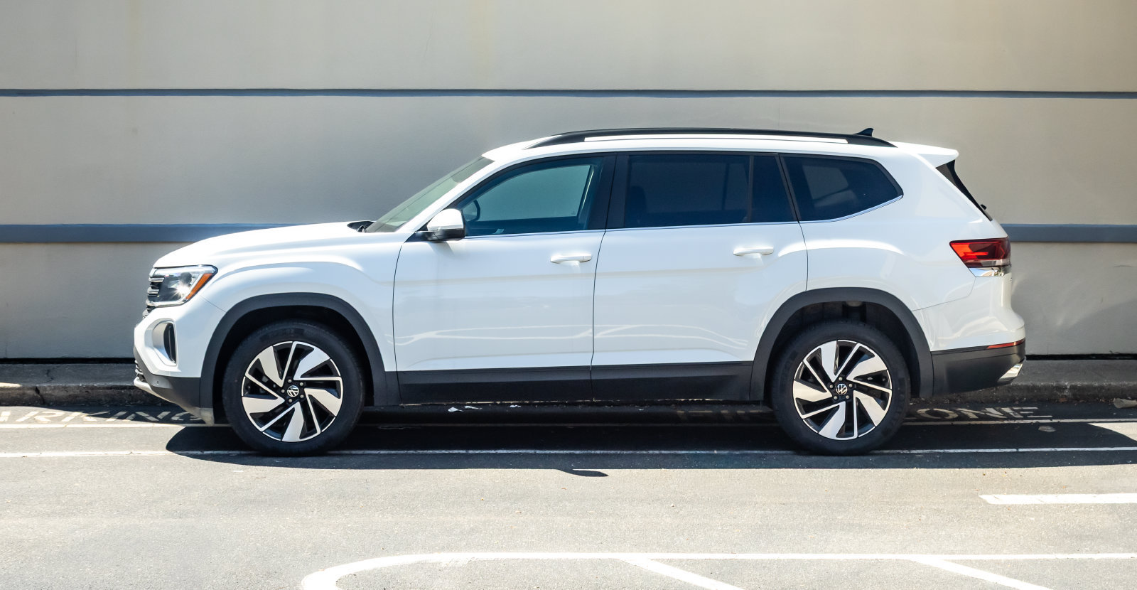 Used 2024 Volkswagen Atlas SE AWD/4WD image 4
