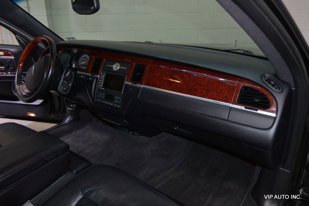 Used 2005 Lincoln Town Car Signature Limited image 12
