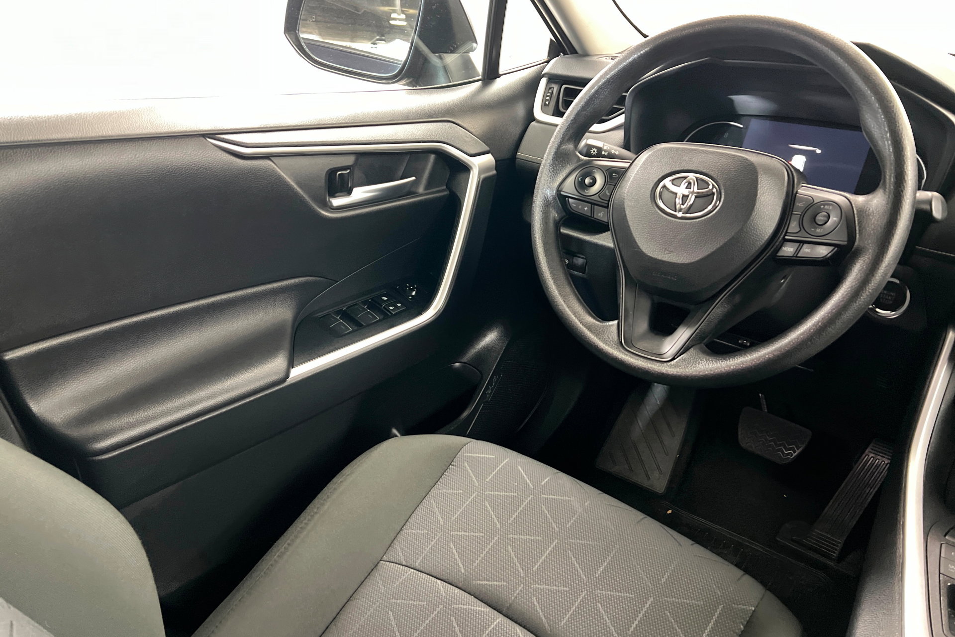 Used 2025 Toyota RAV4 XLE AWD/4WD image 11