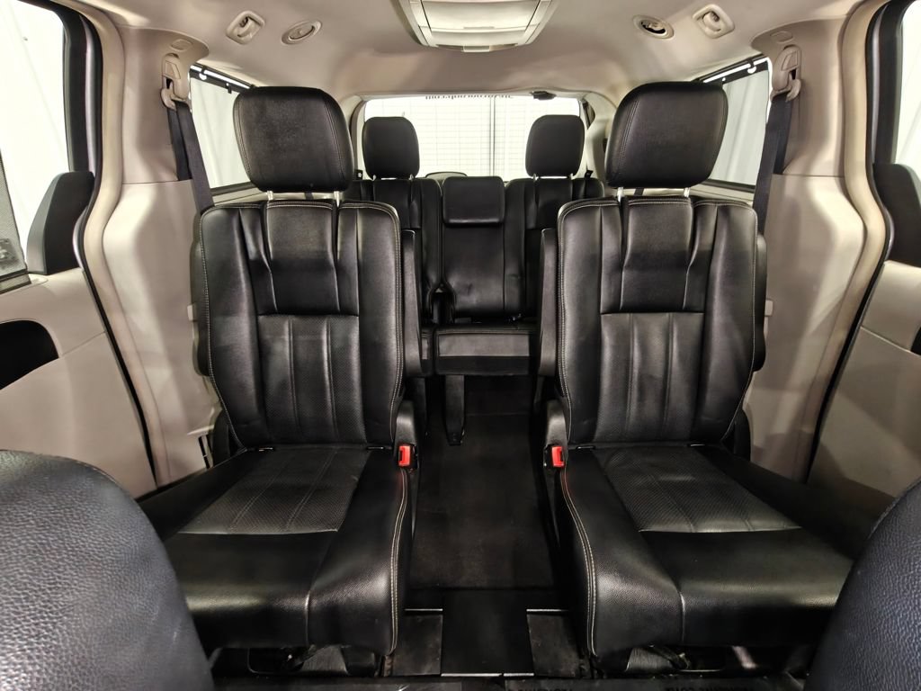 Used 2016 Chrysler Town & Country Touring-L FWD image 22