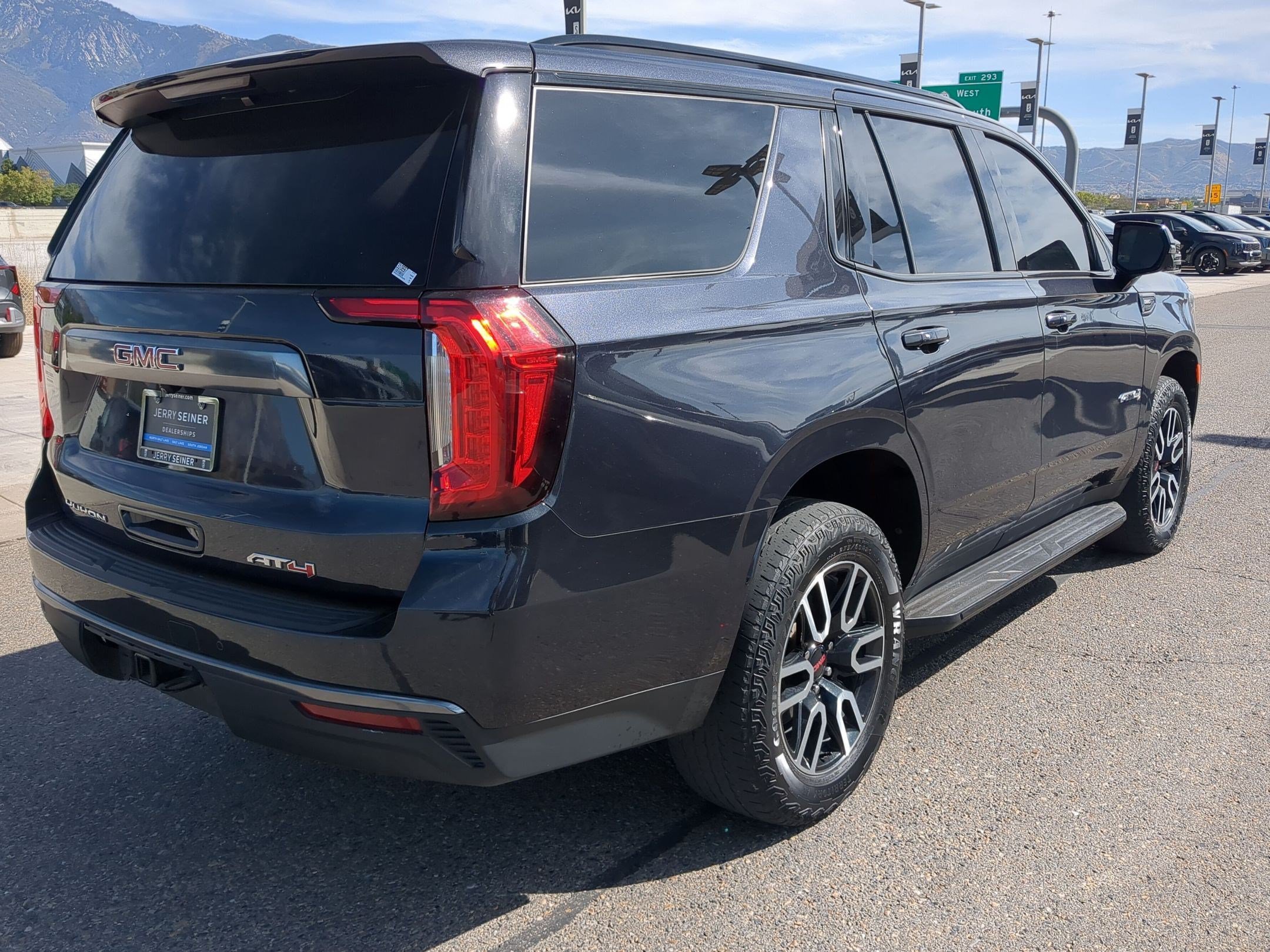 Used 2023 GMC Yukon AT4 w/ Technology Package AWD/4WD image 6