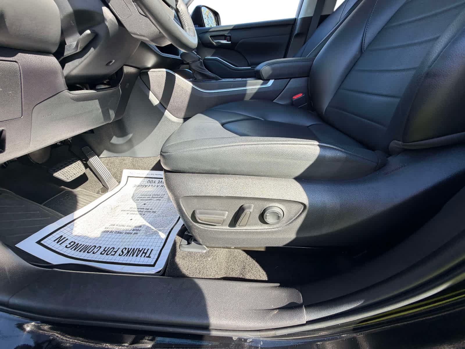 Used 2023 Toyota Highlander XLE AWD/4WD image 16