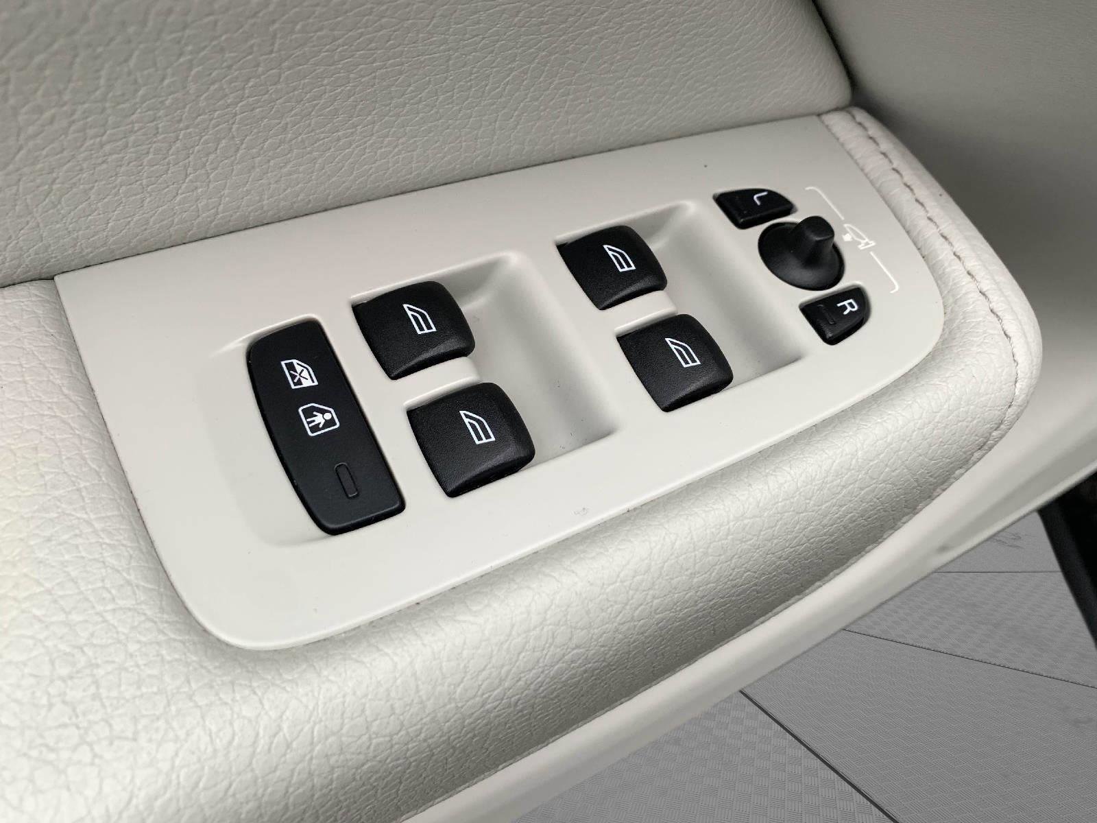 Used 2021 Volvo XC60 T6 Momentum w/ Premium Package image 12