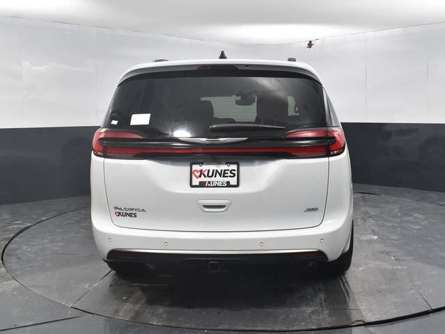 New 2026 Chrysler Pacifica Pinnacle w/ Trailer Tow Group AWD/4WD image 8