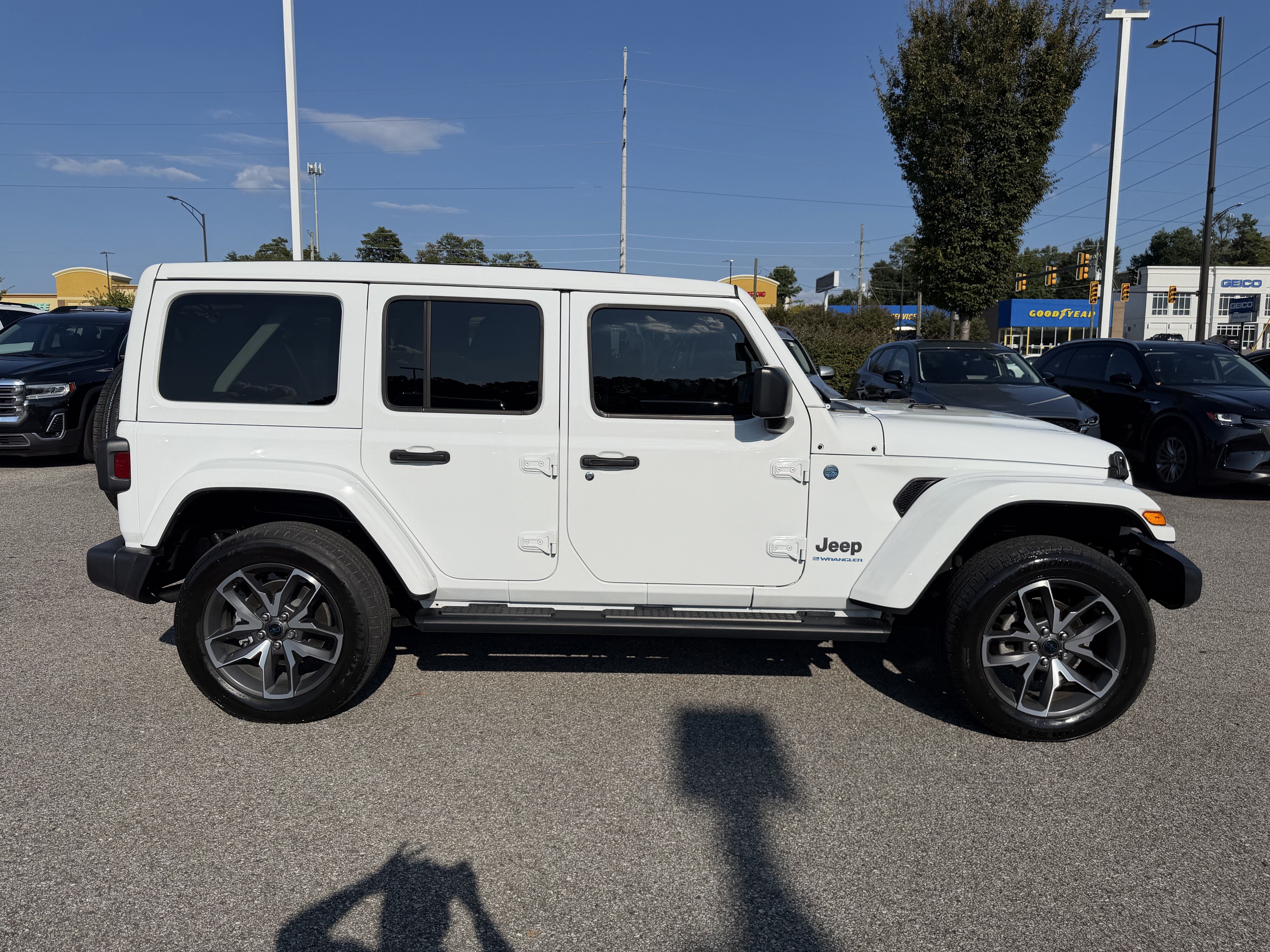 Used 2024 Jeep Wrangler Unlimited w/ Convenience Group AWD/4WD image 11