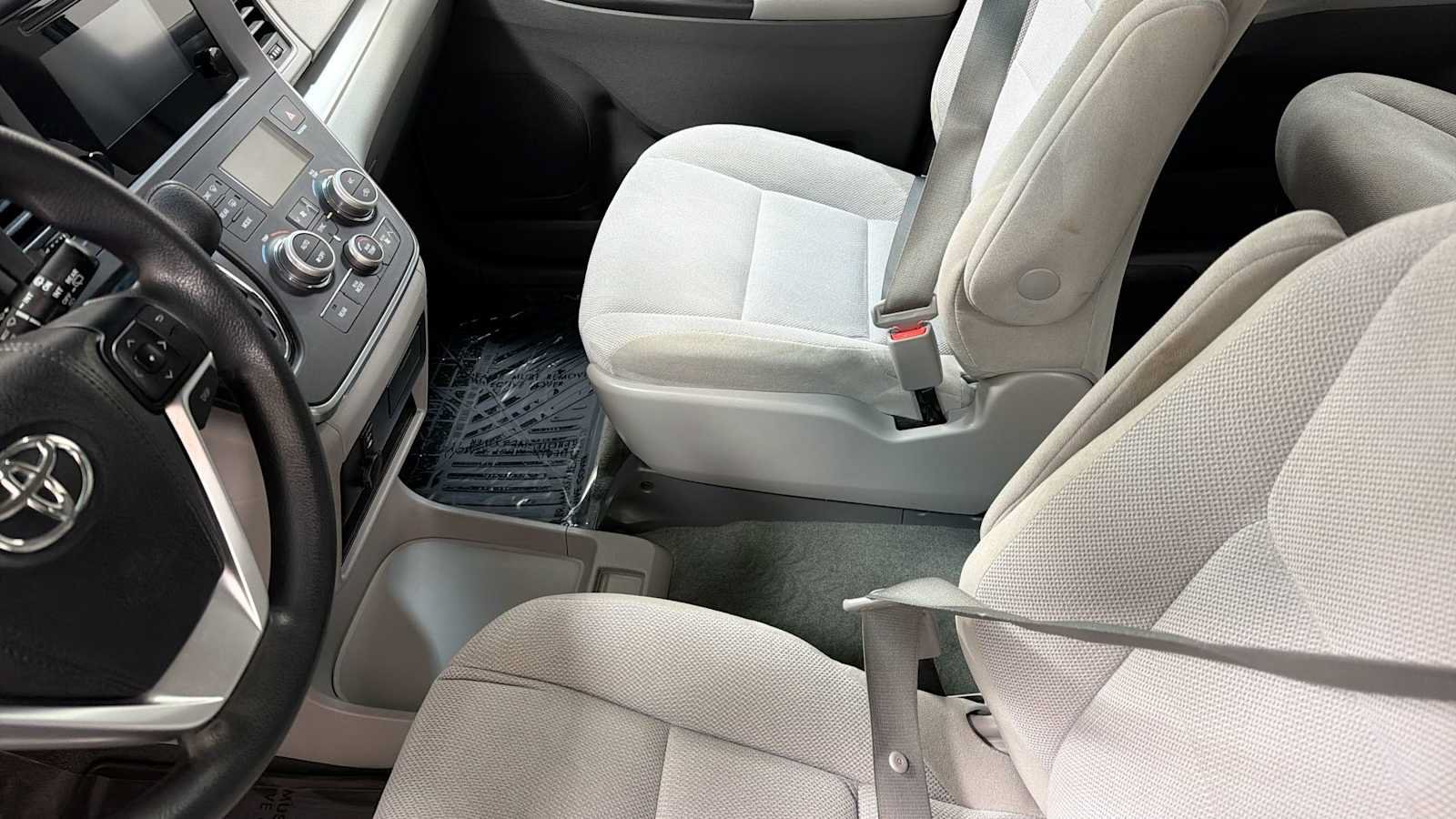 Used 2015 Toyota Sienna L FWD image 22