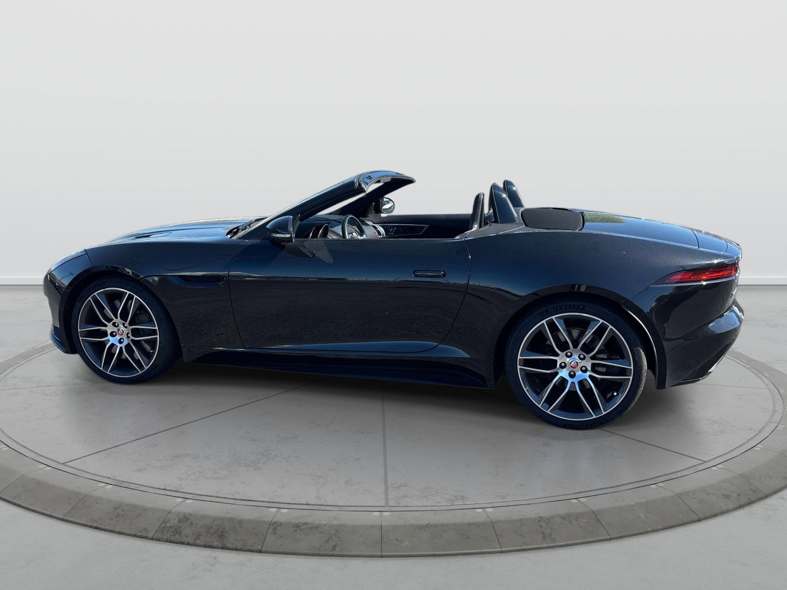 Used 2018 Jaguar F-TYPE R-Dynamic AWD/4WD image 2