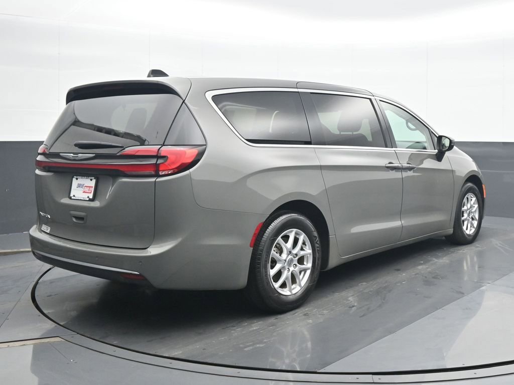 Used 2023 Chrysler Pacifica Touring-L image 6