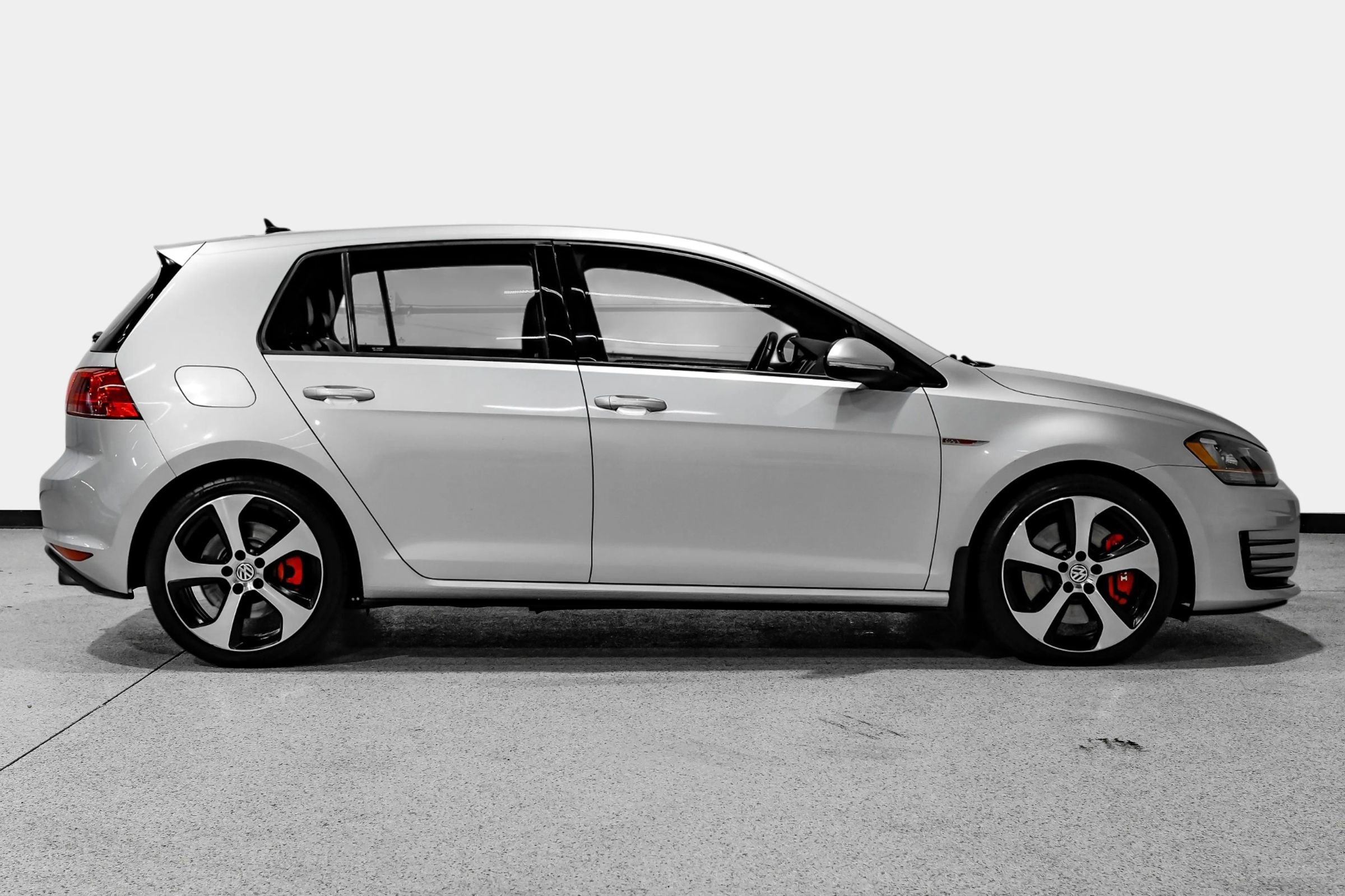 Used 2017 Volkswagen GTI SE FWD image 5