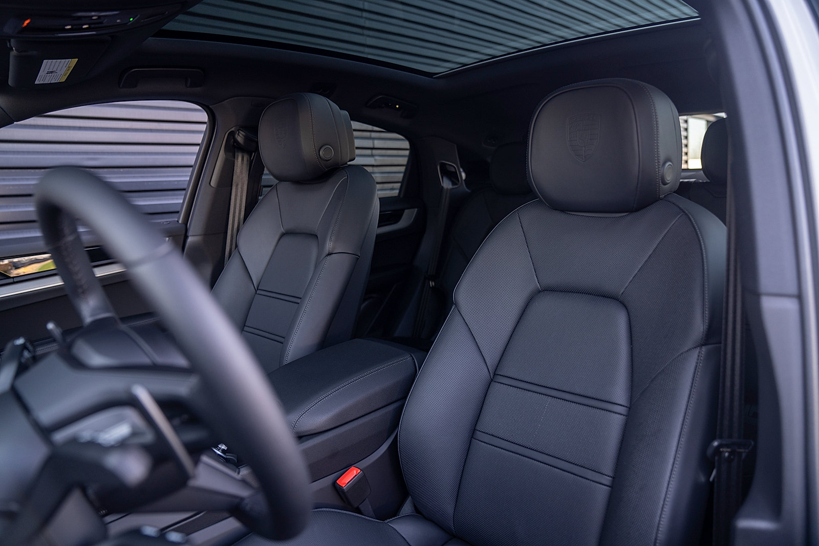 Certified 2025 Porsche Cayenne E-Hybrid Coupe AWD/4WD image 5