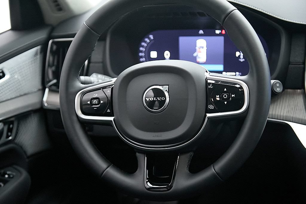 Certified 2025 Volvo XC90 T8 Ultra AWD/4WD image 28