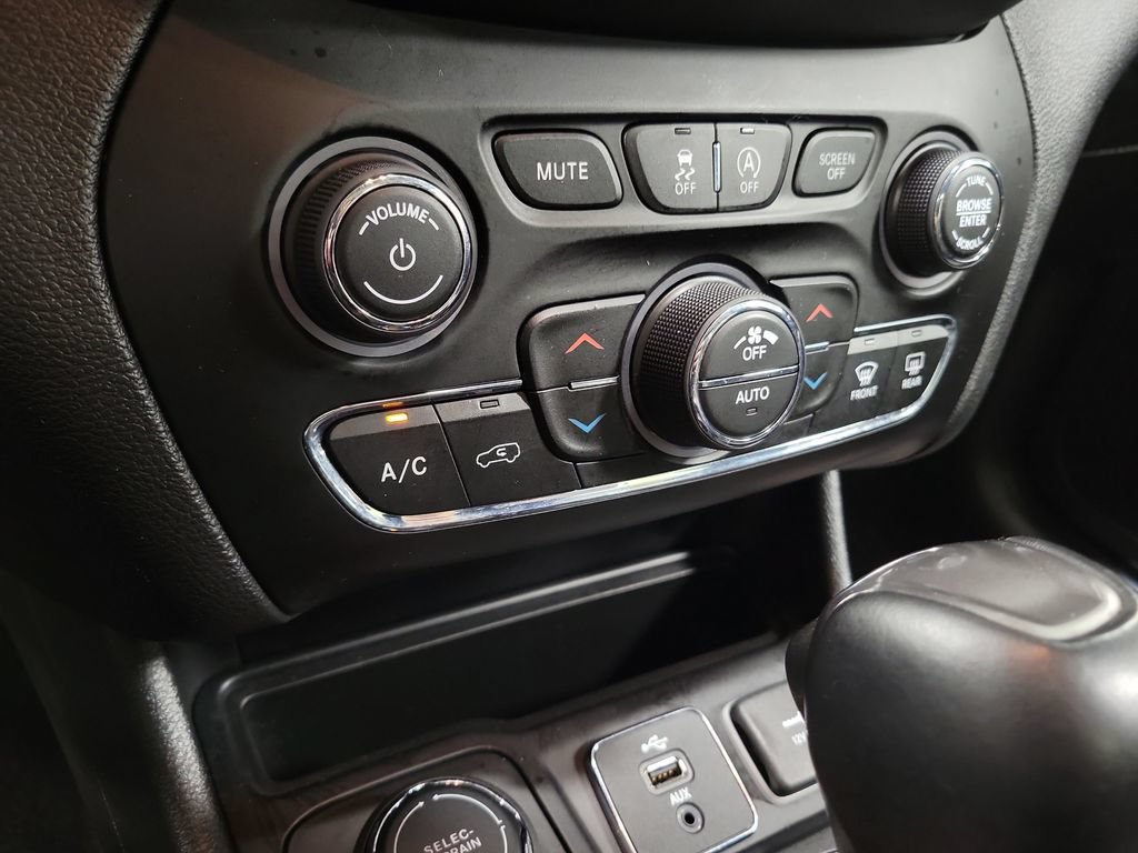 Used 2019 Jeep Cherokee Overland w/ Technology Group AWD/4WD image 19