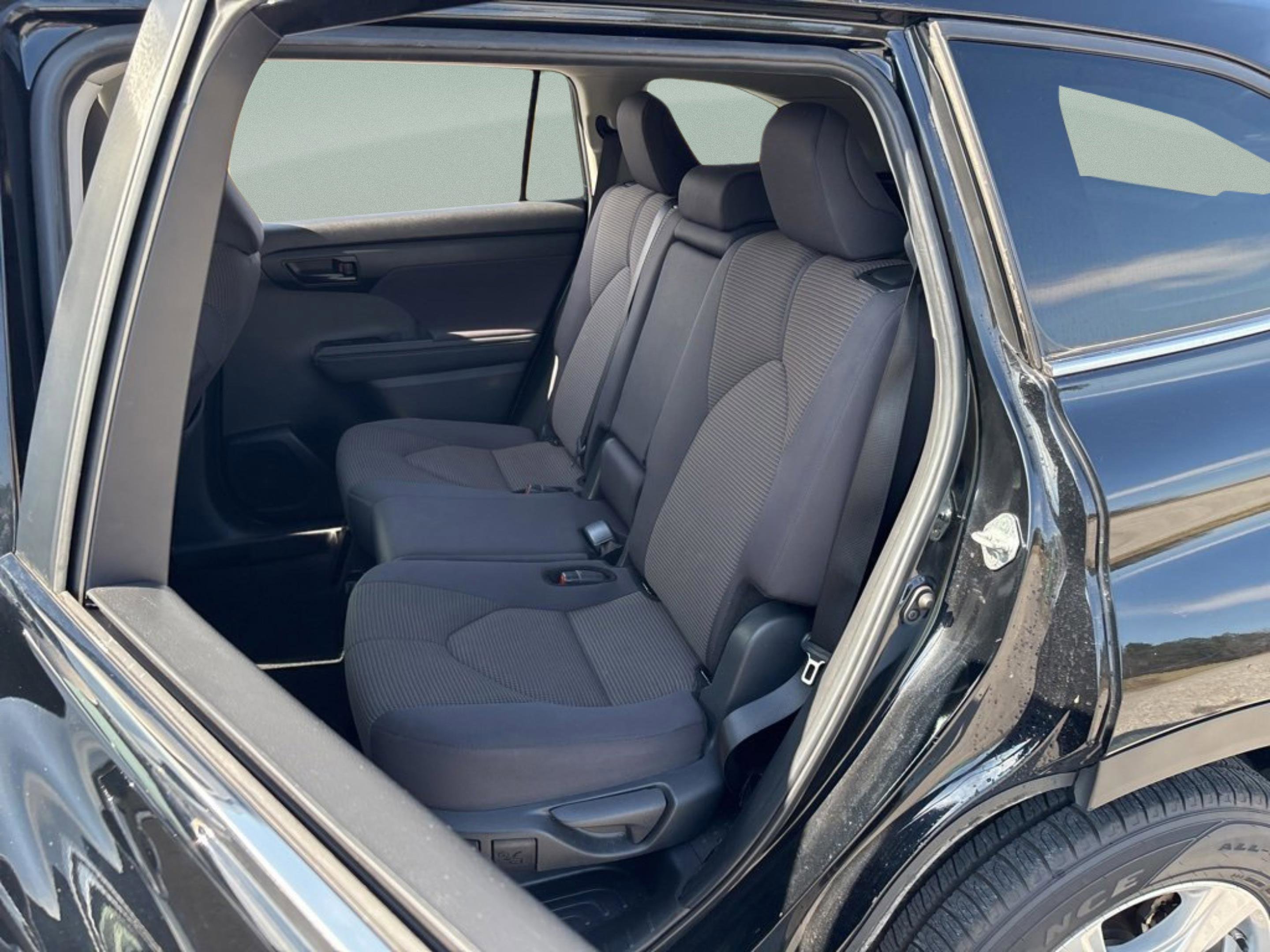 Used 2024 Toyota Highlander LE image 33