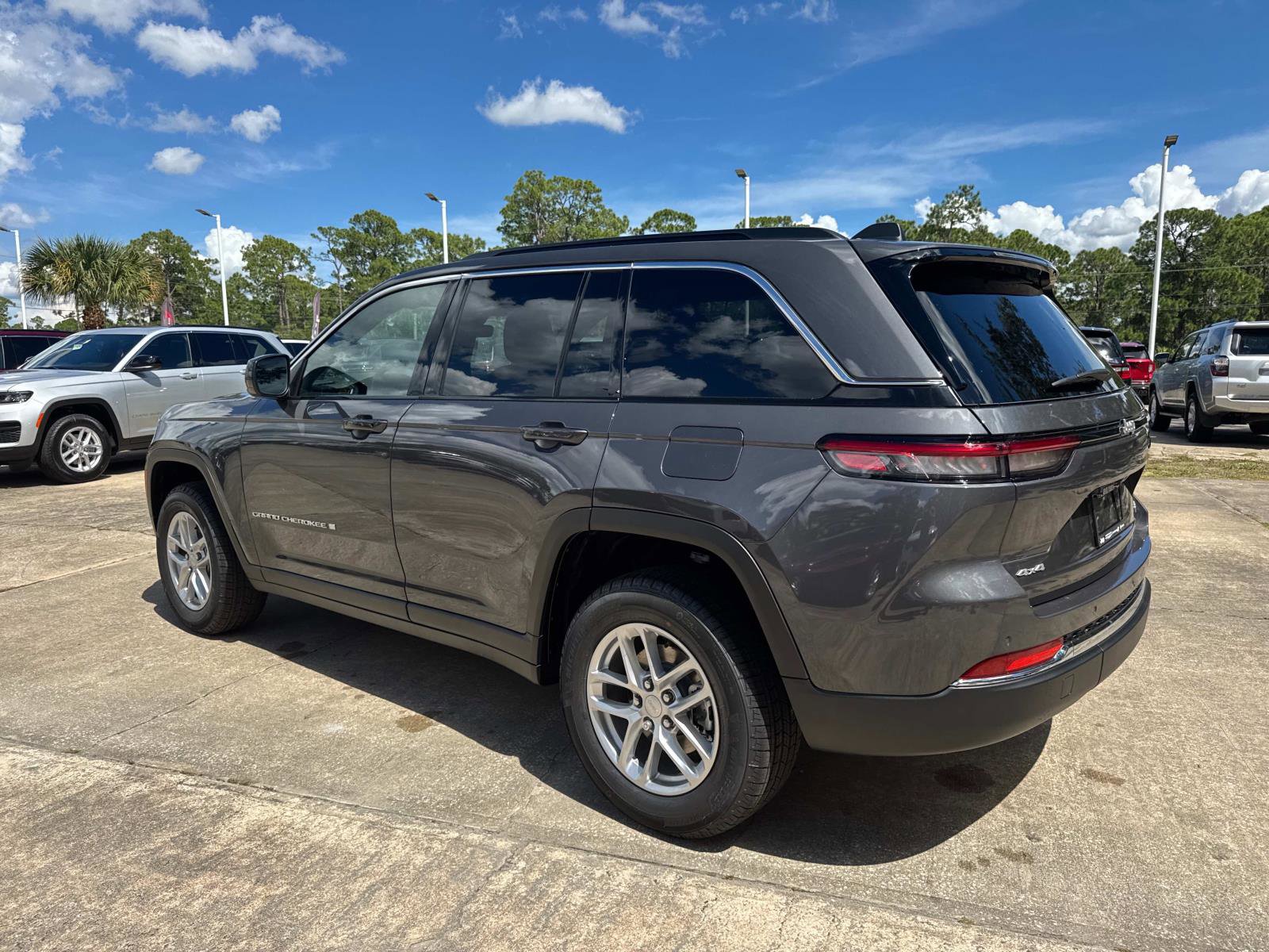 New 2025 Jeep Grand Cherokee Laredo X w/ Luxury Tech Group I image 5