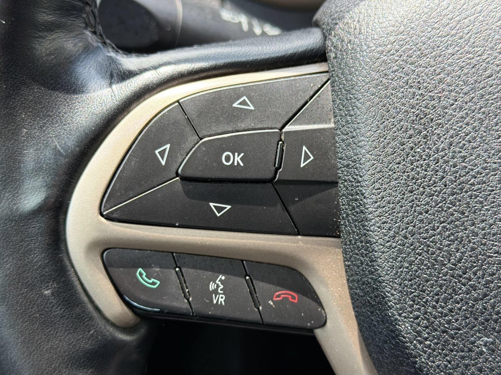 Used 2017 Jeep Cherokee Latitude w/ Cold Weather Group AWD/4WD image 24