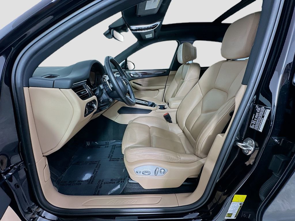 Certified 2023 Porsche Macan AWD/4WD image 5