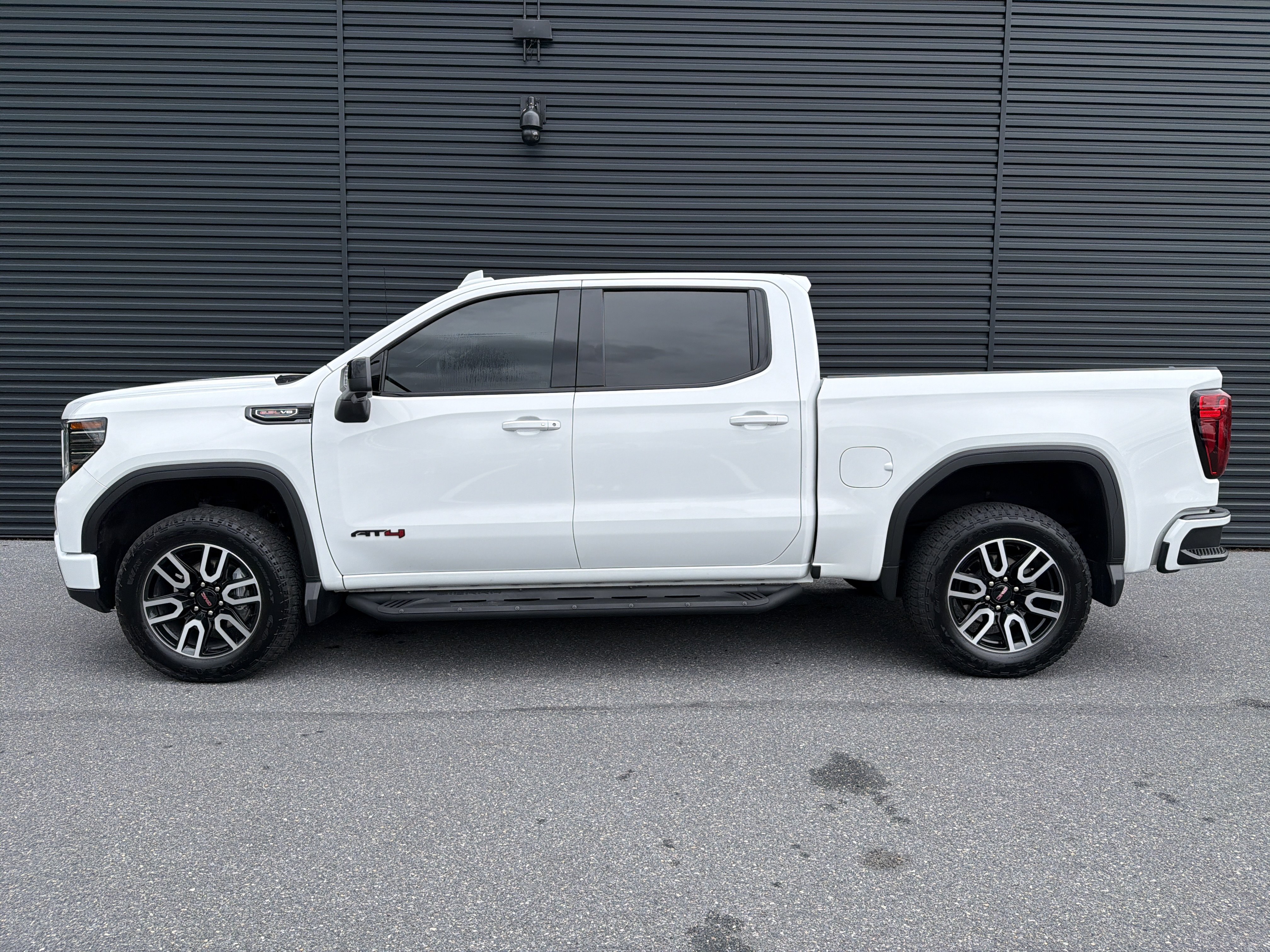 Used 2024 GMC Sierra 1500 AT4 w/ Technology Package AWD/4WD image 2