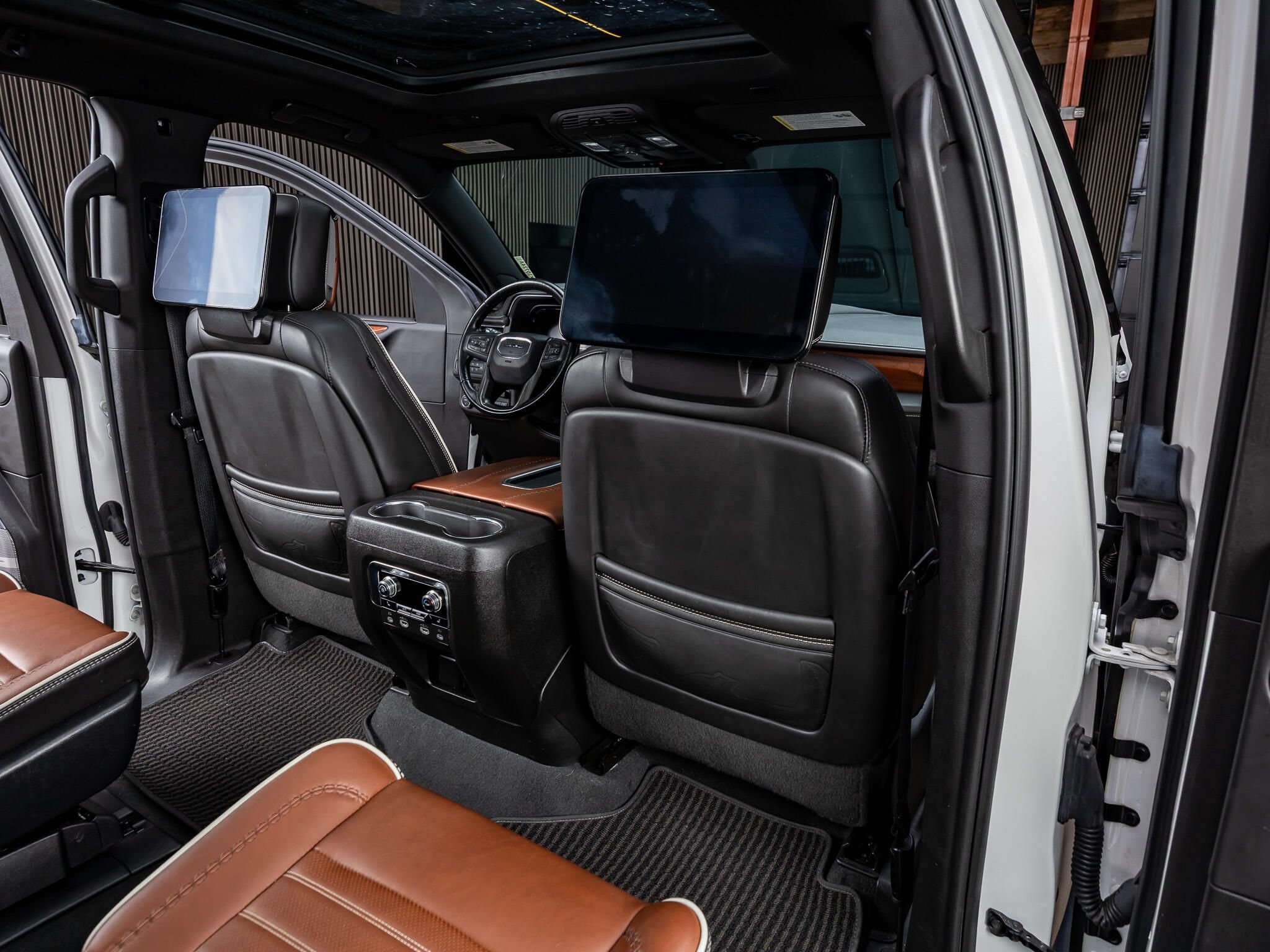 Used 2023 GMC Yukon Denali Ultimate AWD/4WD image 30