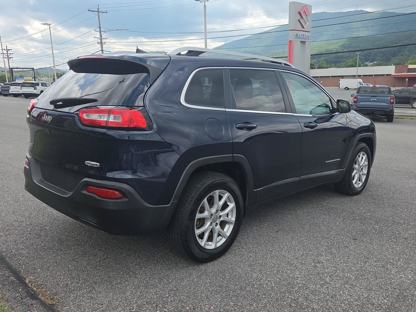 Used 2016 Jeep Cherokee Latitude AWD/4WD image 3