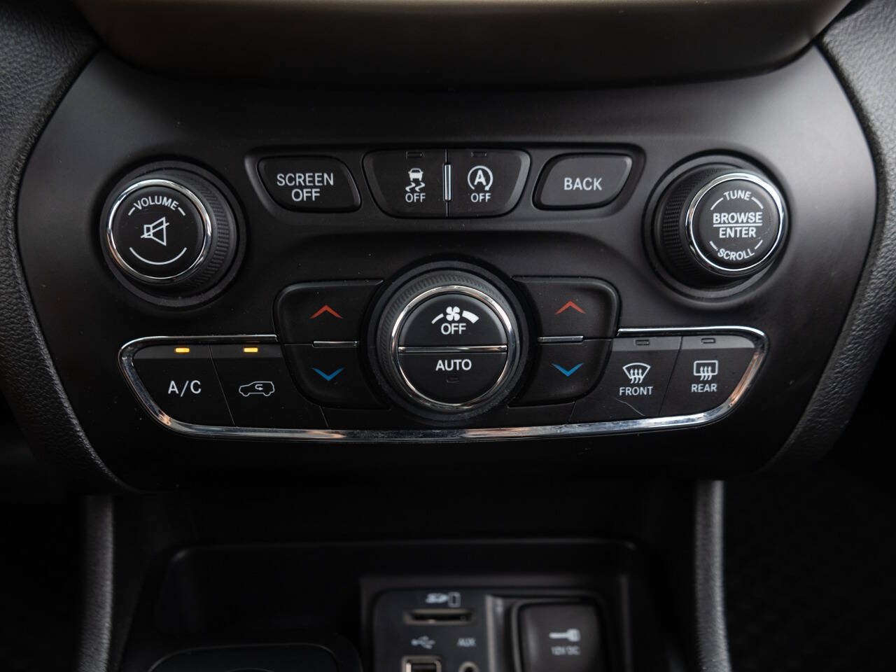 Used 2015 Jeep Cherokee Latitude w/ Comfort/Convenience Group AWD/4WD image 33