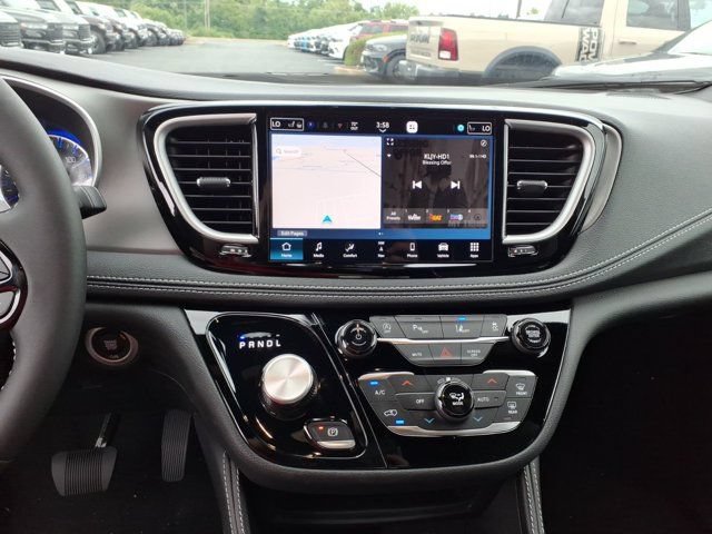 New 2027 Chrysler Pacifica Limited AWD/4WD image 7