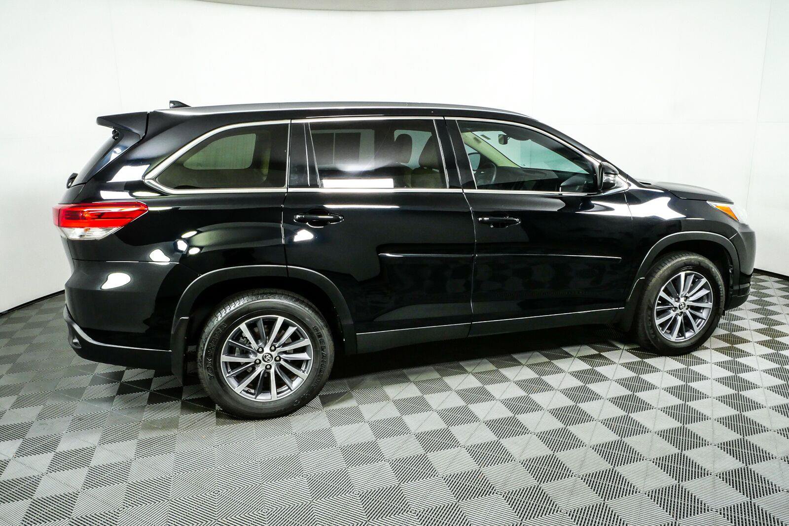 Used 2019 Toyota Highlander XLE AWD/4WD image 2