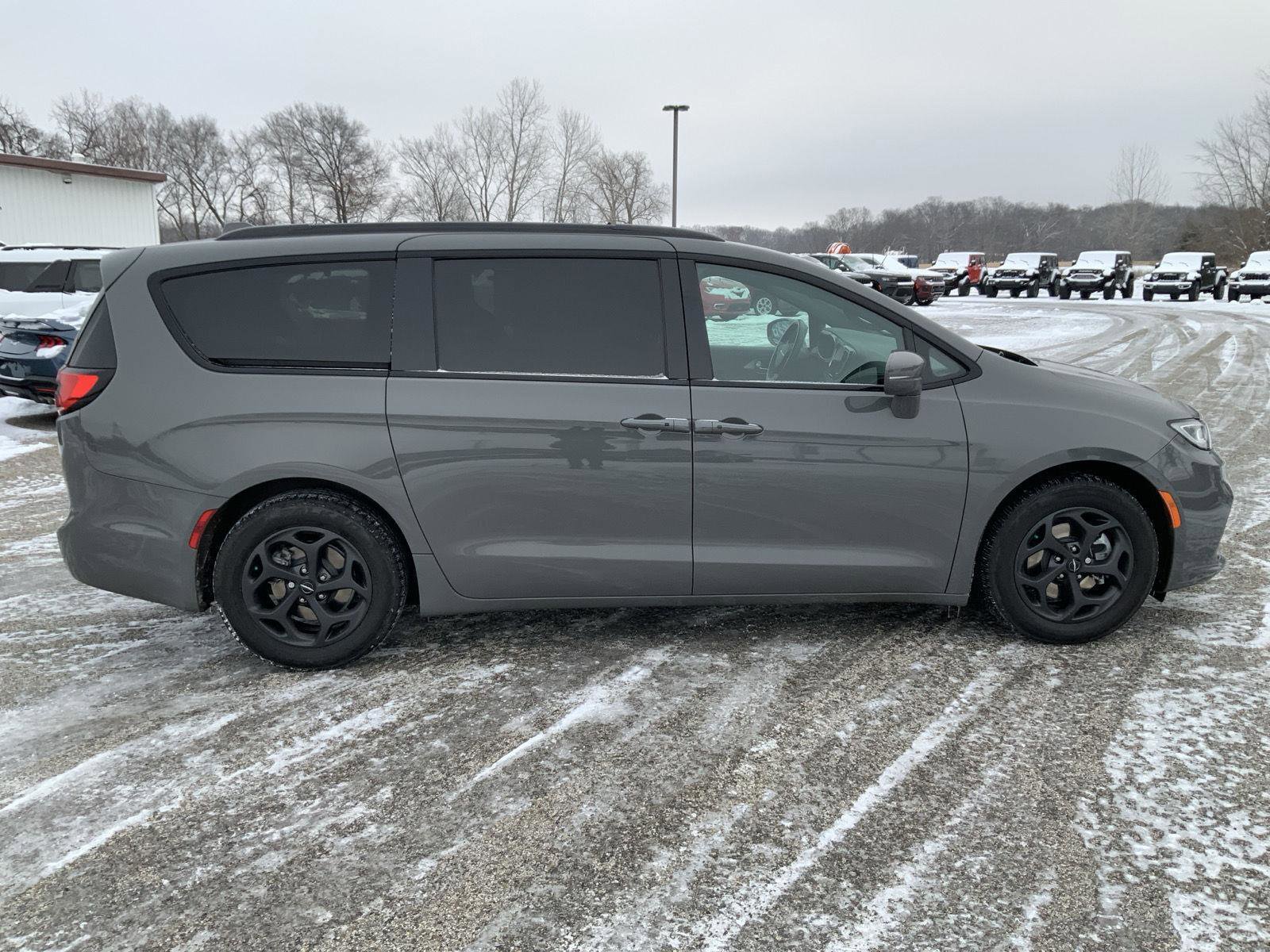 Used 2021 Chrysler Pacifica Limited w/ S Appearance Package image 15