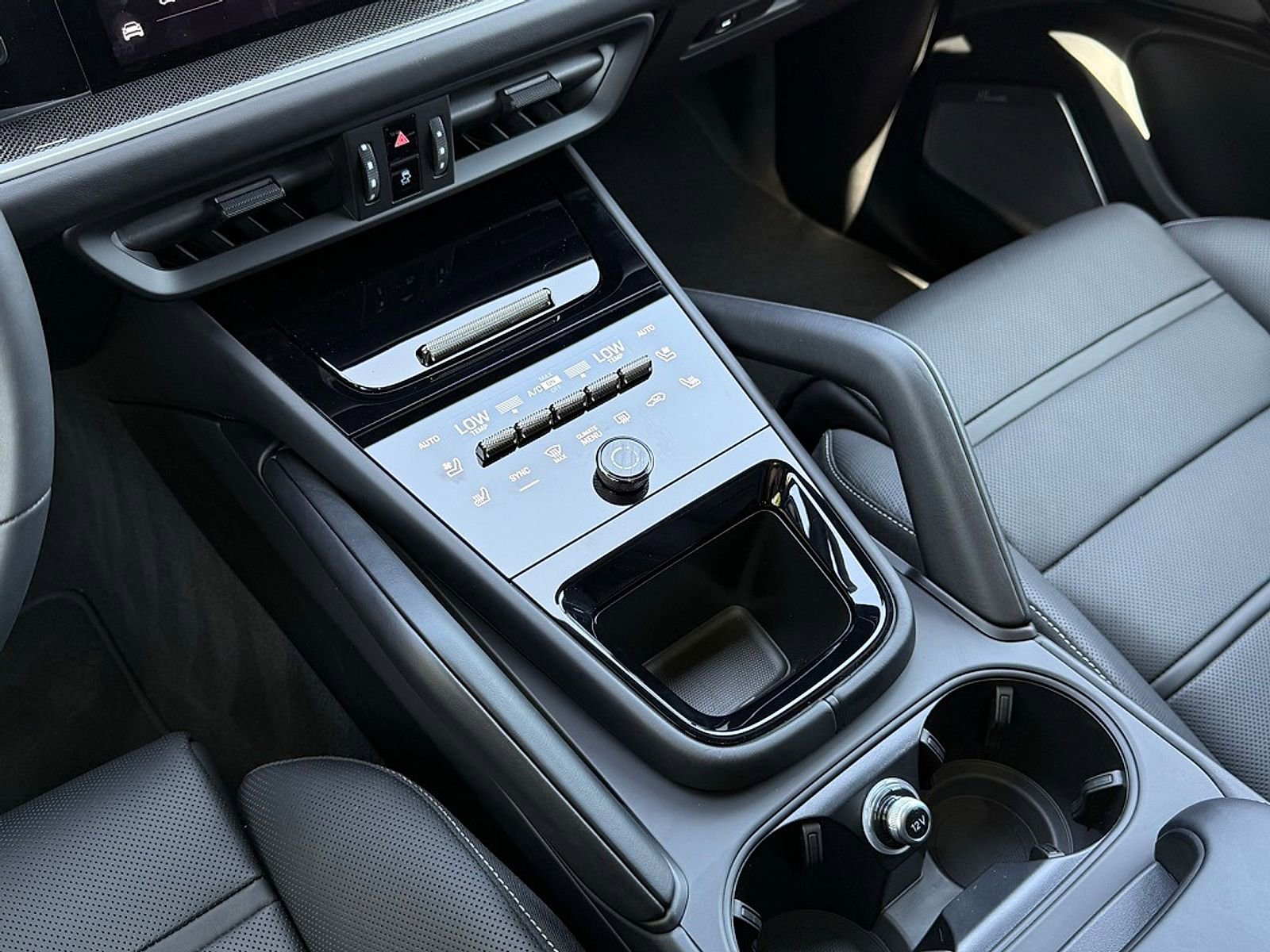 New 2025 Porsche Cayenne Turbo AWD/4WD image 22