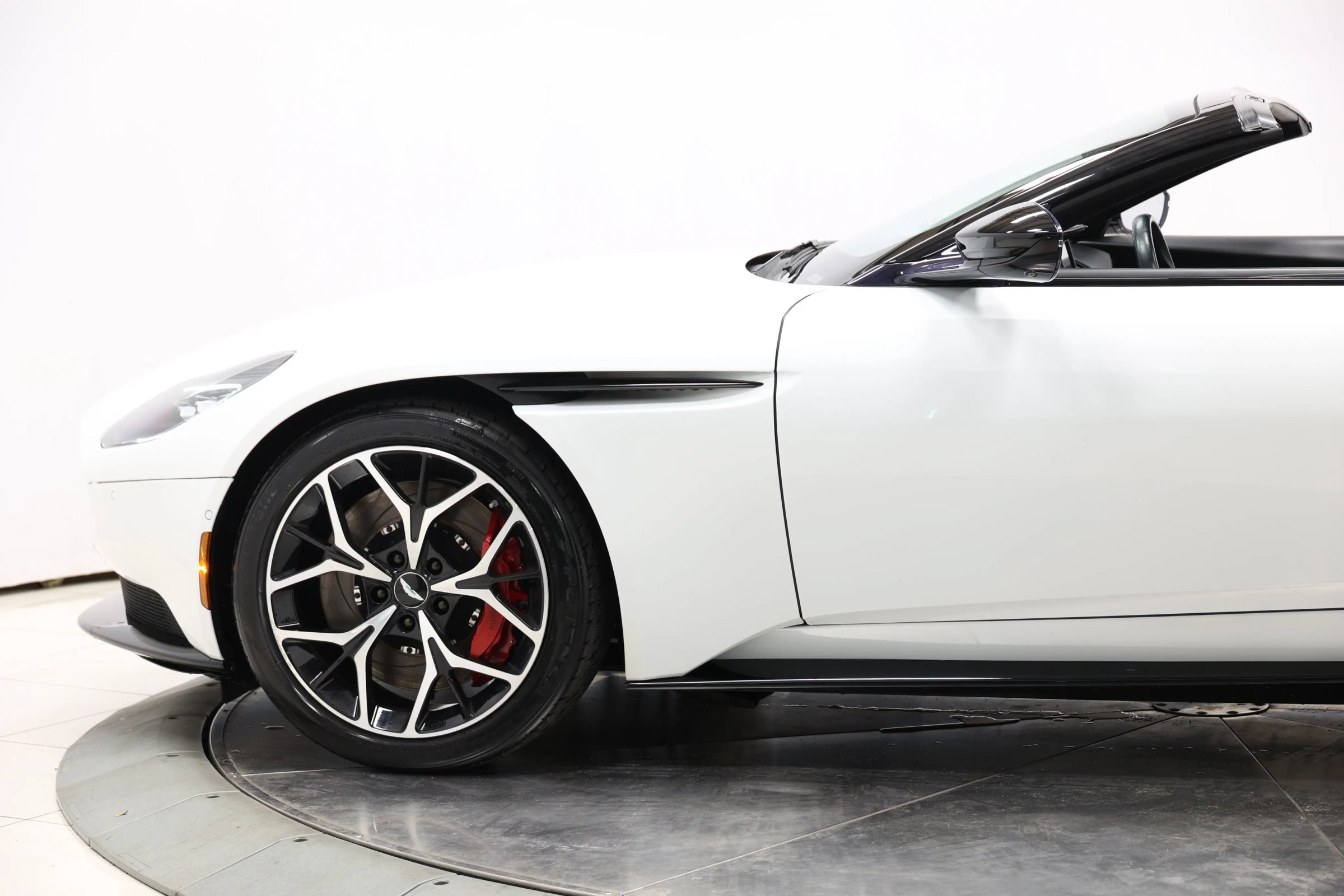 Used 2019 Aston Martin DB11 Volante RWD image 9