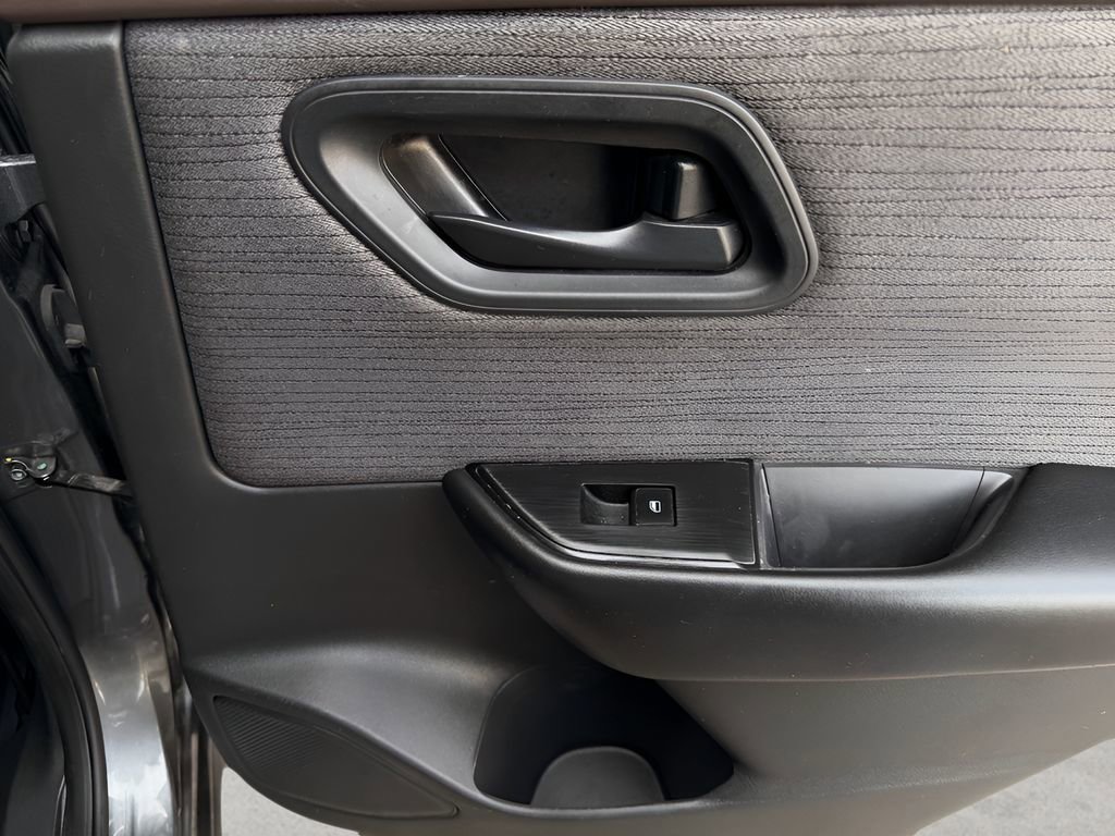 Used 2023 Nissan Rogue S image 25