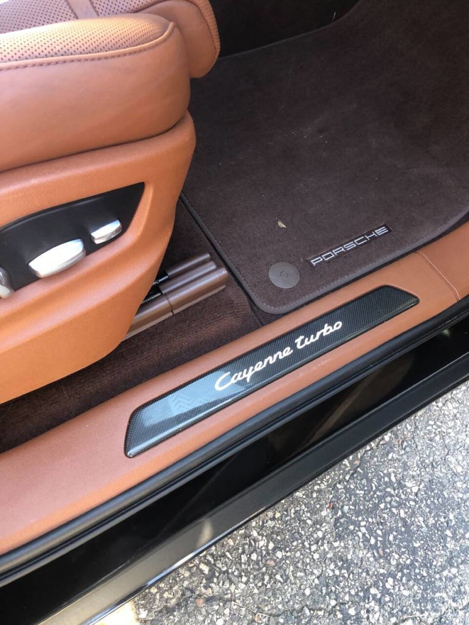 Used 2019 Porsche Cayenne Turbo w/ Sportdesign Package image 16