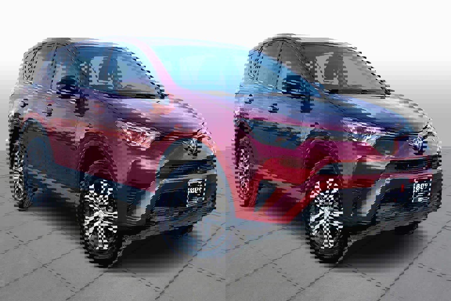 Used 2018 Toyota RAV4 LE image 2