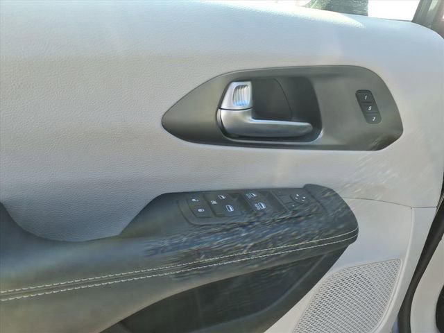 Certified 2023 Chrysler Pacifica Touring-L image 9