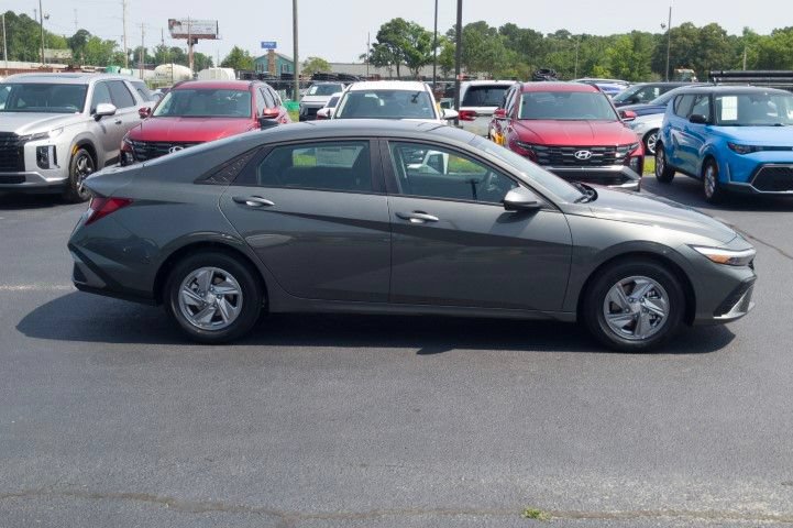 New 2026 Hyundai Elantra SE FWD image 4