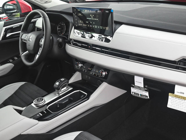 New 2025 Mitsubishi Outlander SE image 32