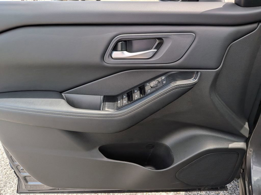 Certified 2025 Nissan Rogue SV FWD image 30