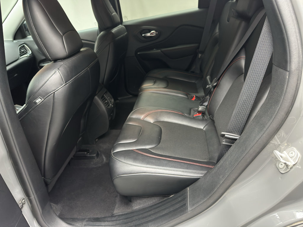Used 2022 Jeep Cherokee Trailhawk AWD/4WD image 13