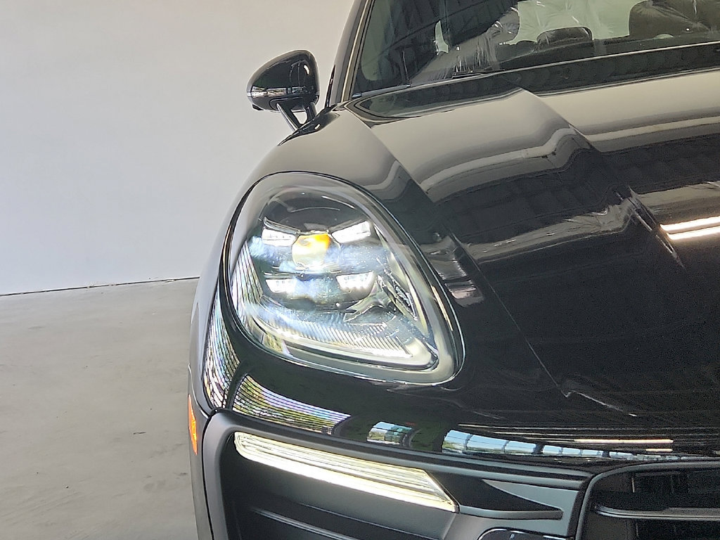 New 2026 Porsche Macan AWD/4WD image 9