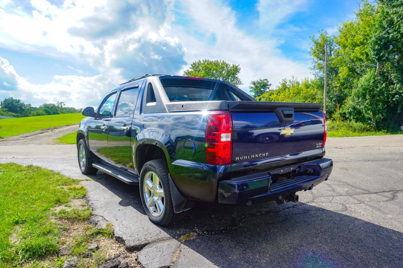 Used 2011 Chevrolet Avalanche LT w/ Luxury Package AWD/4WD image 5