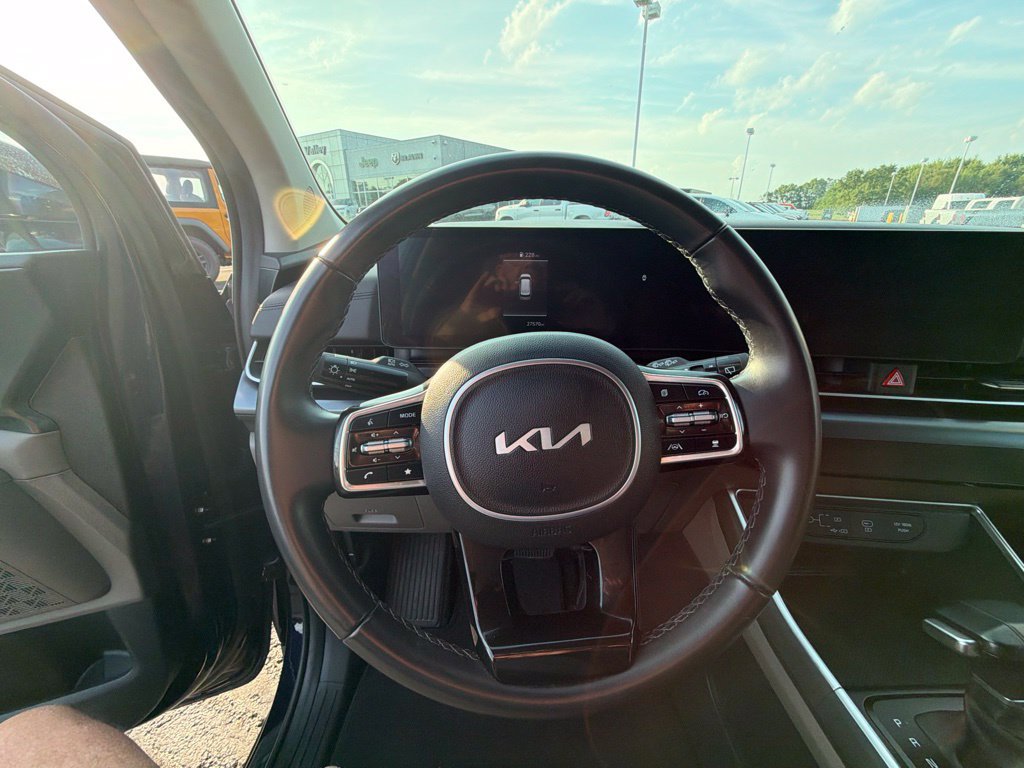 Used 2025 Kia Carnival FWD image 23