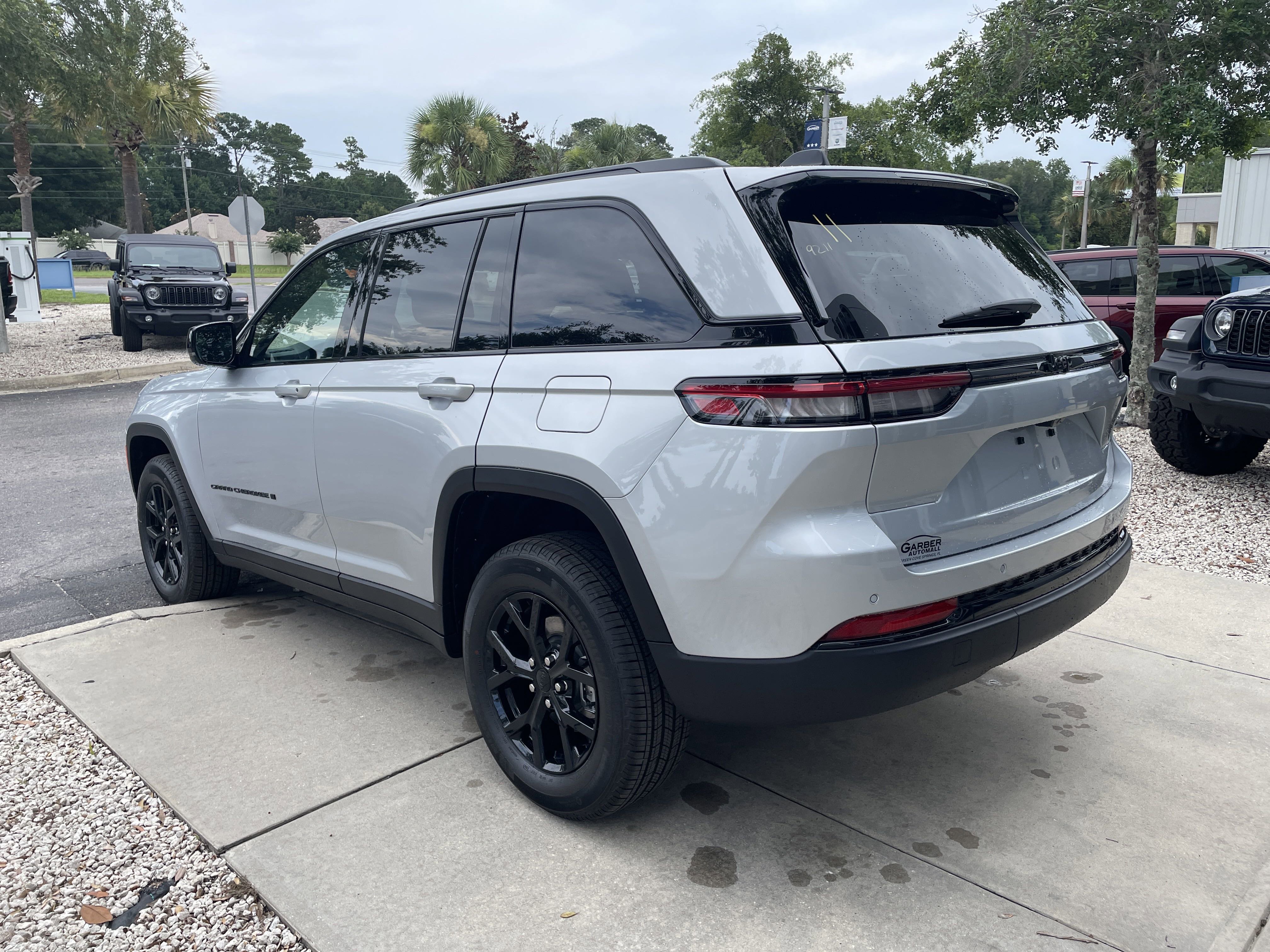 New 2025 Jeep Grand Cherokee Altitude image 5