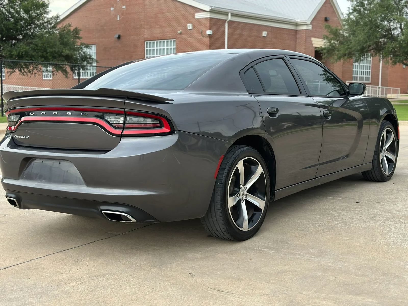 Used 2017 Dodge Charger SE RWD image 5
