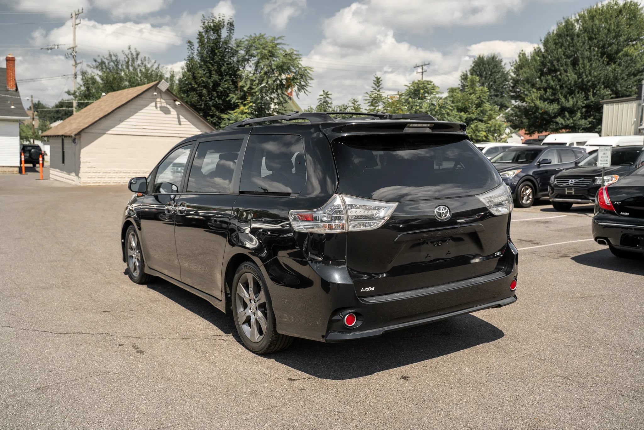 Used 2015 Toyota Sienna SE FWD image 2