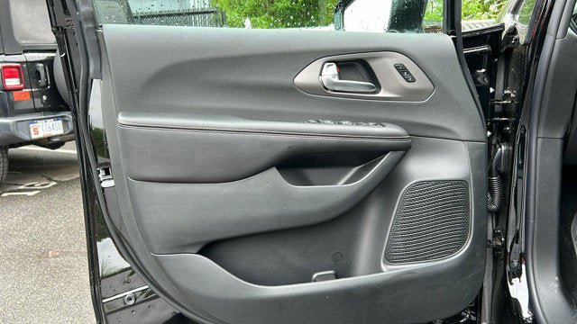 New 2027 Chrysler Pacifica Select AWD/4WD image 6