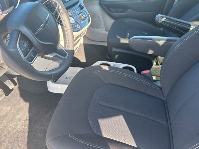 Used 2023 Chrysler Voyager LX image 11
