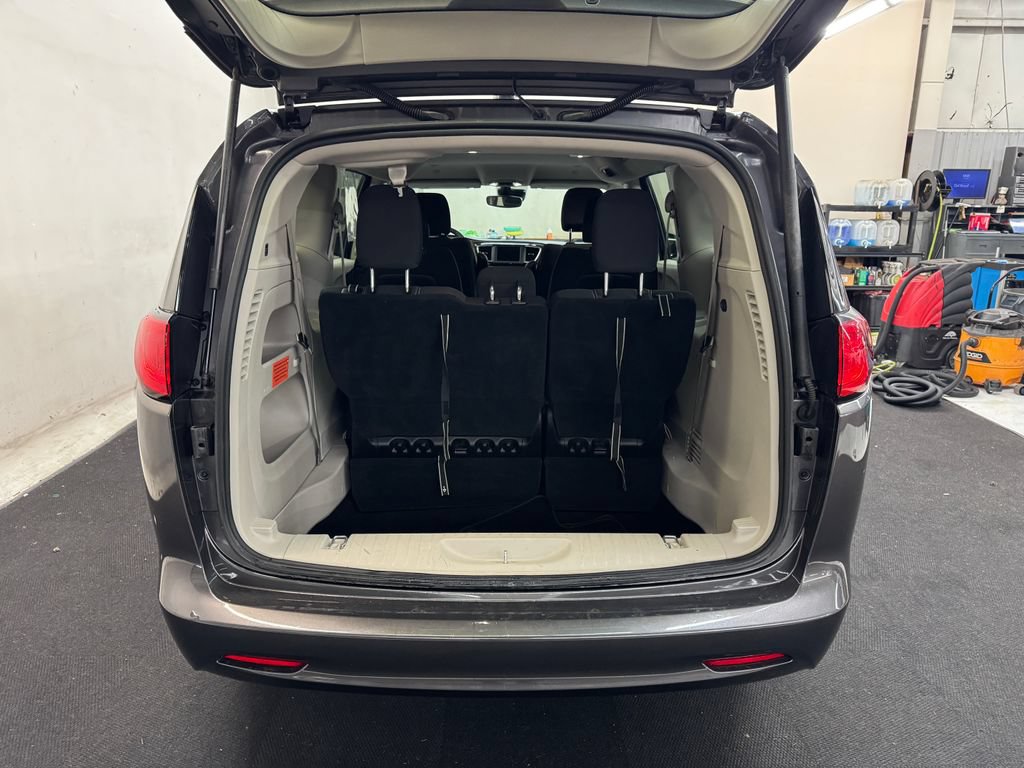Used 2023 Chrysler Voyager LX FWD image 6